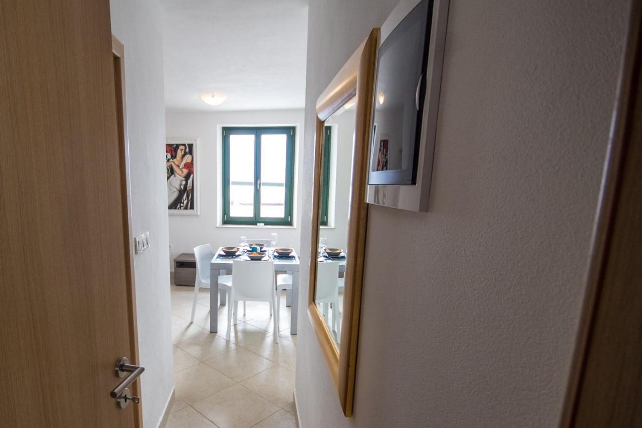 Apartments Umag Center, Seafront With Terrace In อูมัค ภายนอก รูปภาพ