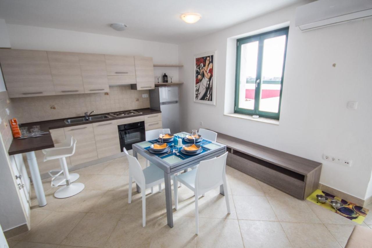 Apartments Umag Center, Seafront With Terrace In อูมัค ภายนอก รูปภาพ