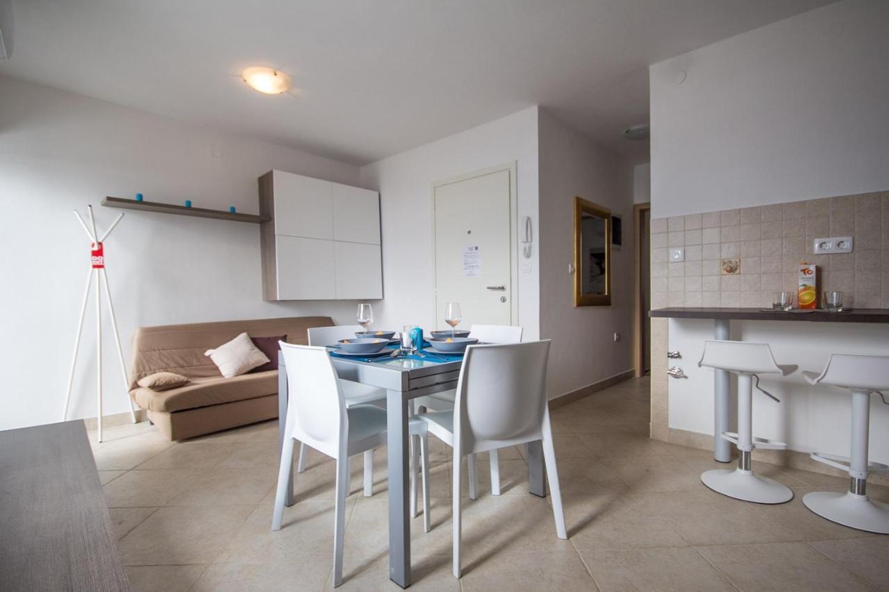 Apartments Umag Center, Seafront With Terrace In อูมัค ภายนอก รูปภาพ